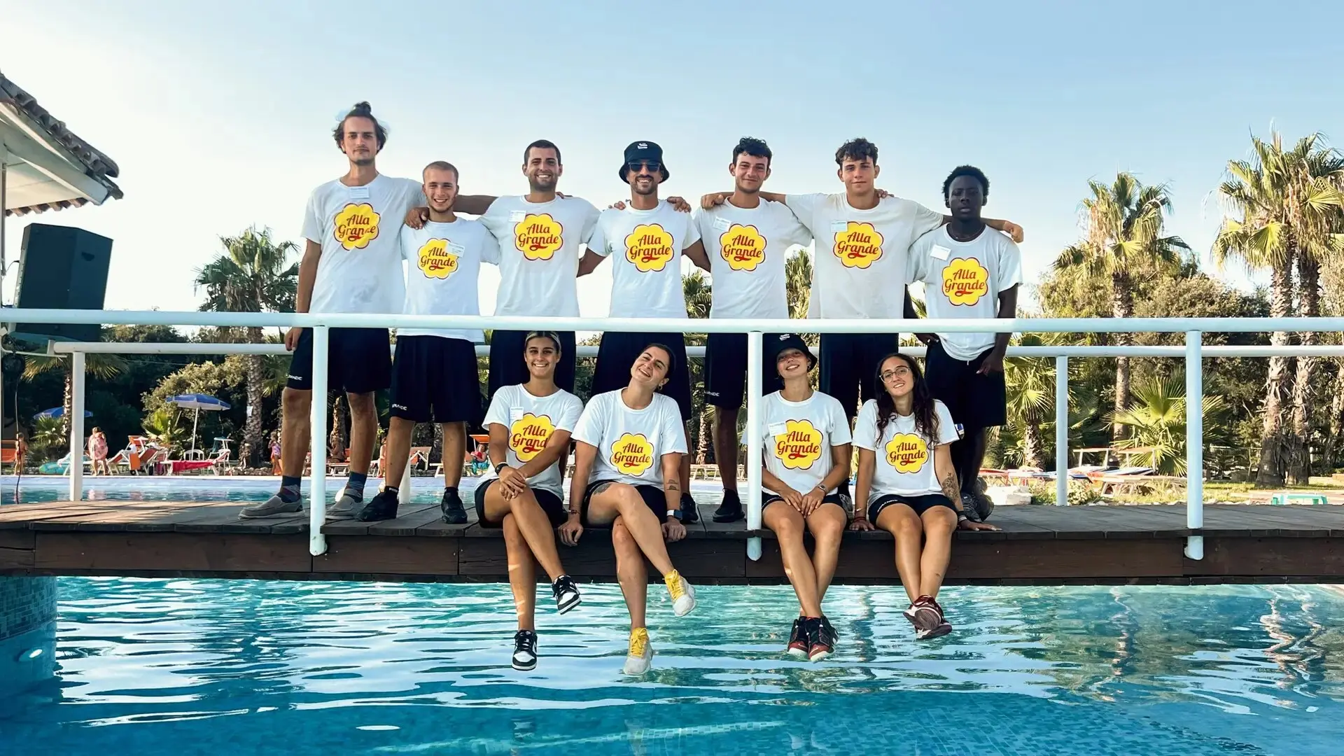 Team di animazione Alla Grande in riva alla piscina
