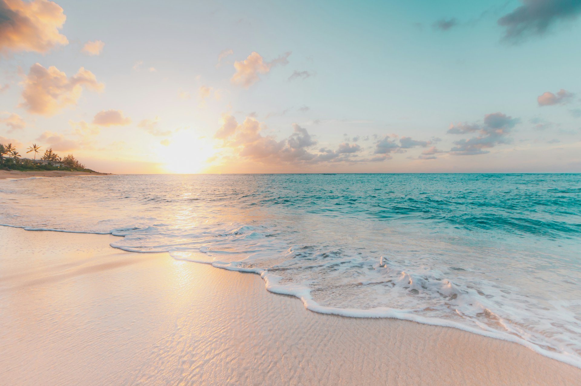 Spiaggia e mare al tramonto