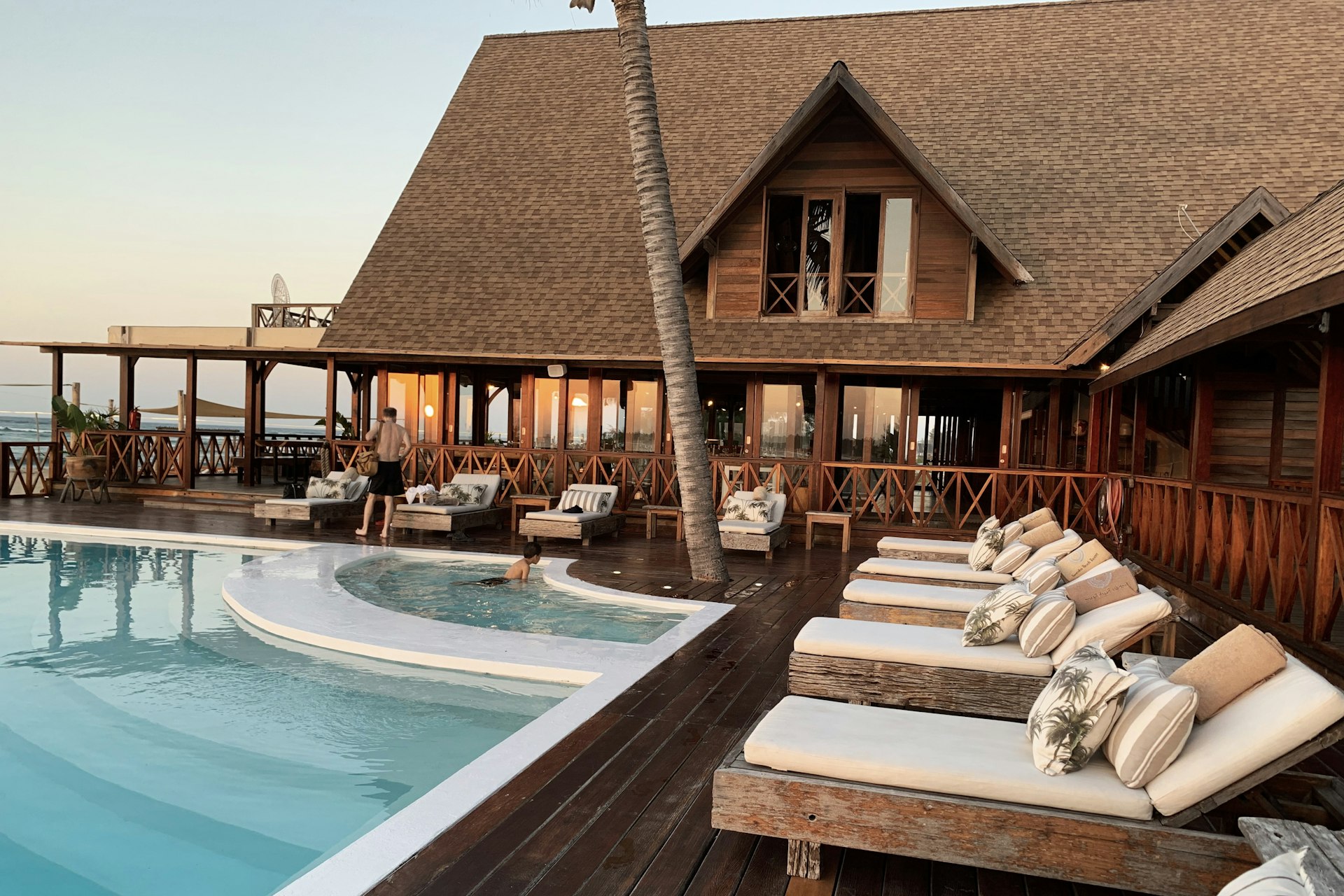 Resort con piscina affacciato sul mare